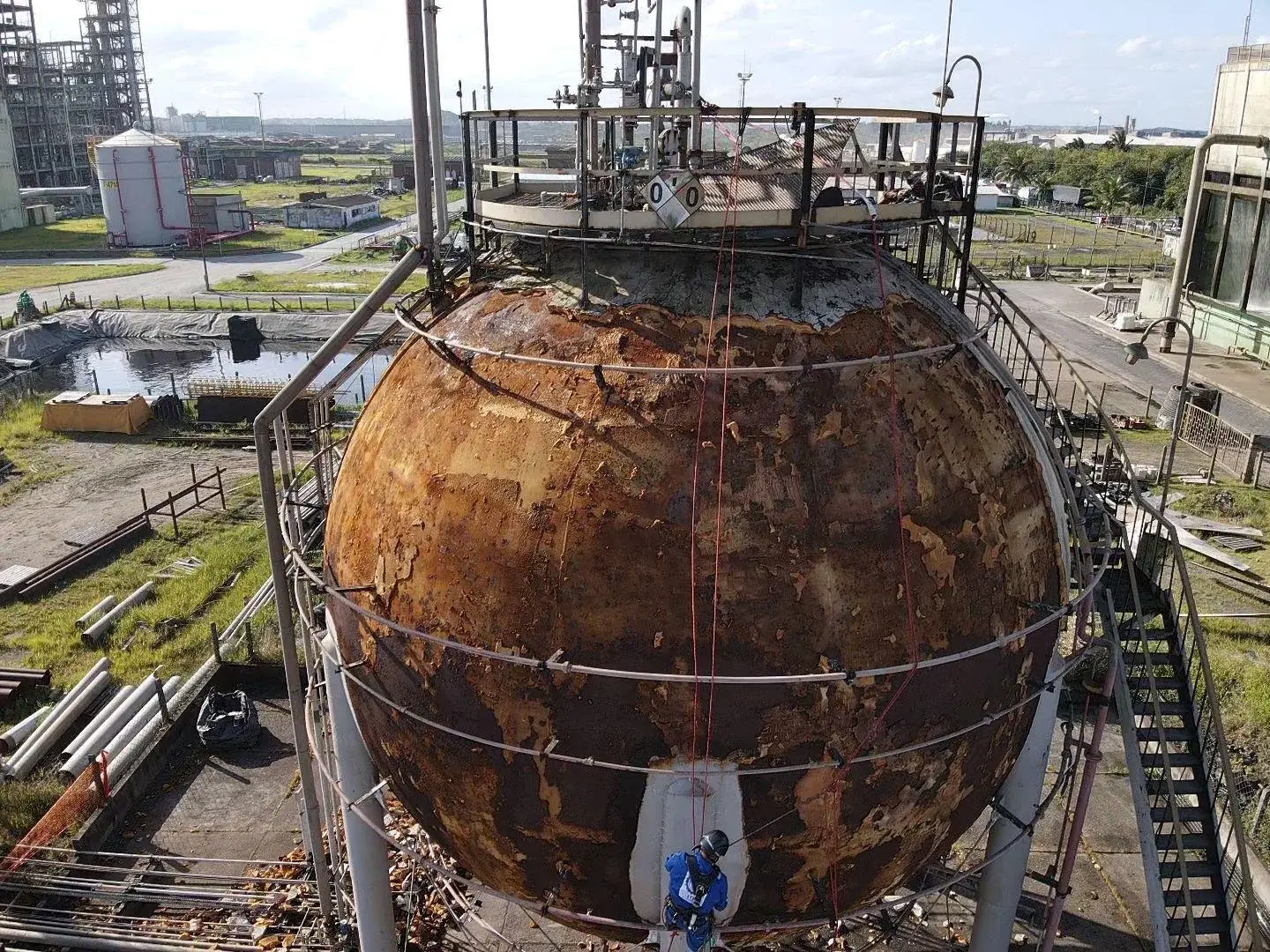 Inspeção de esfera industrial com drone