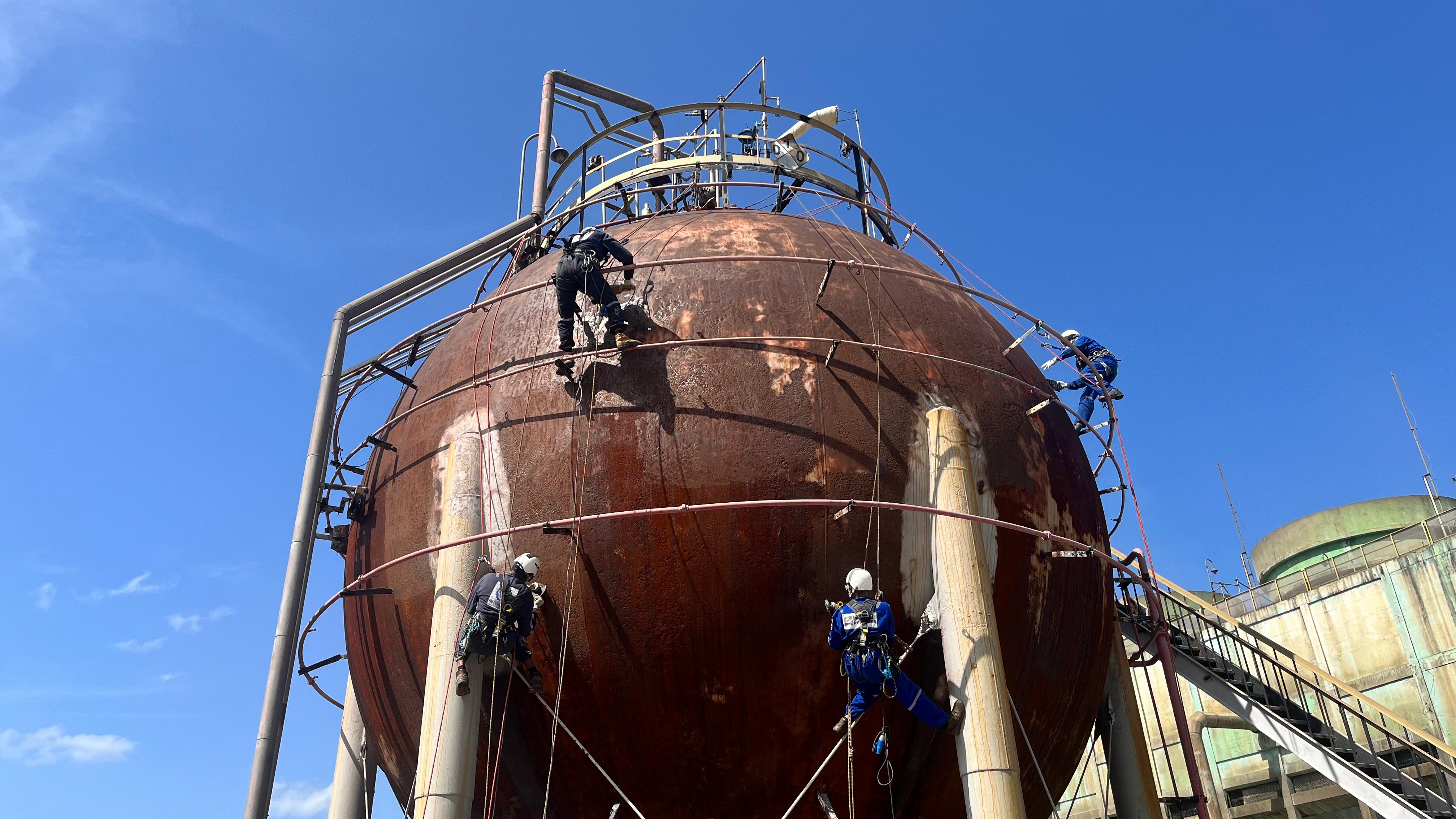 Técnicos de alpinismo industrial atuando em esfera industrial