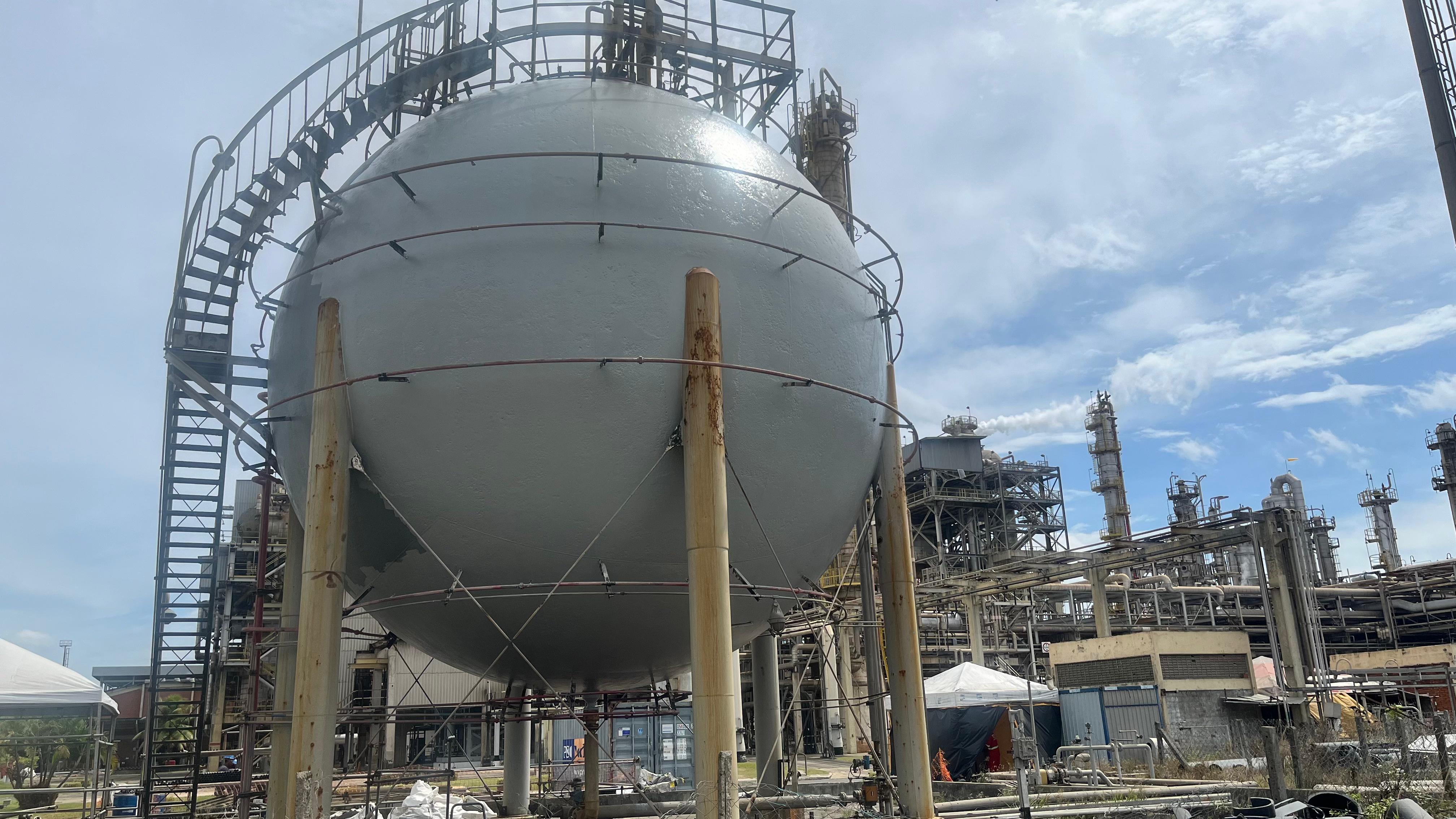Esfera industrial em acabamento e pintura com acesso por alpinismo industrial